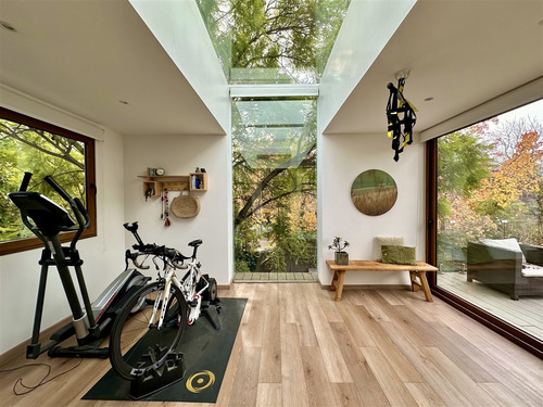 Estupenda Casa Remodelada En Vitacura, Excelente Ubicación.