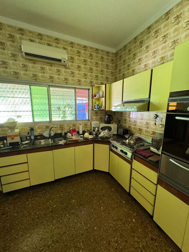 En Venta Lote De 8.66x44.33 Con Casa 5 Amb C/ Gge, Fdo Libre, Terraza Y Balcon En Lanus (208)