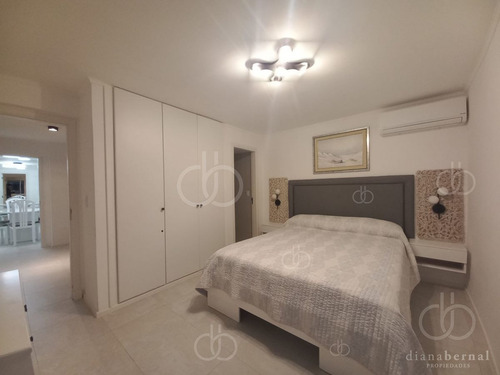 Imagen 12 de 27 de Vende Apartamento De 2 Dormitorios Y Medio En Chiverta, Reciclado Completo. Punta Del Este