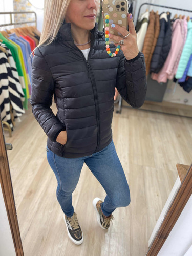 Imagen 19 de 20 de Campera Ultralivina Corta Simil Pluma Mujer The Big Shop