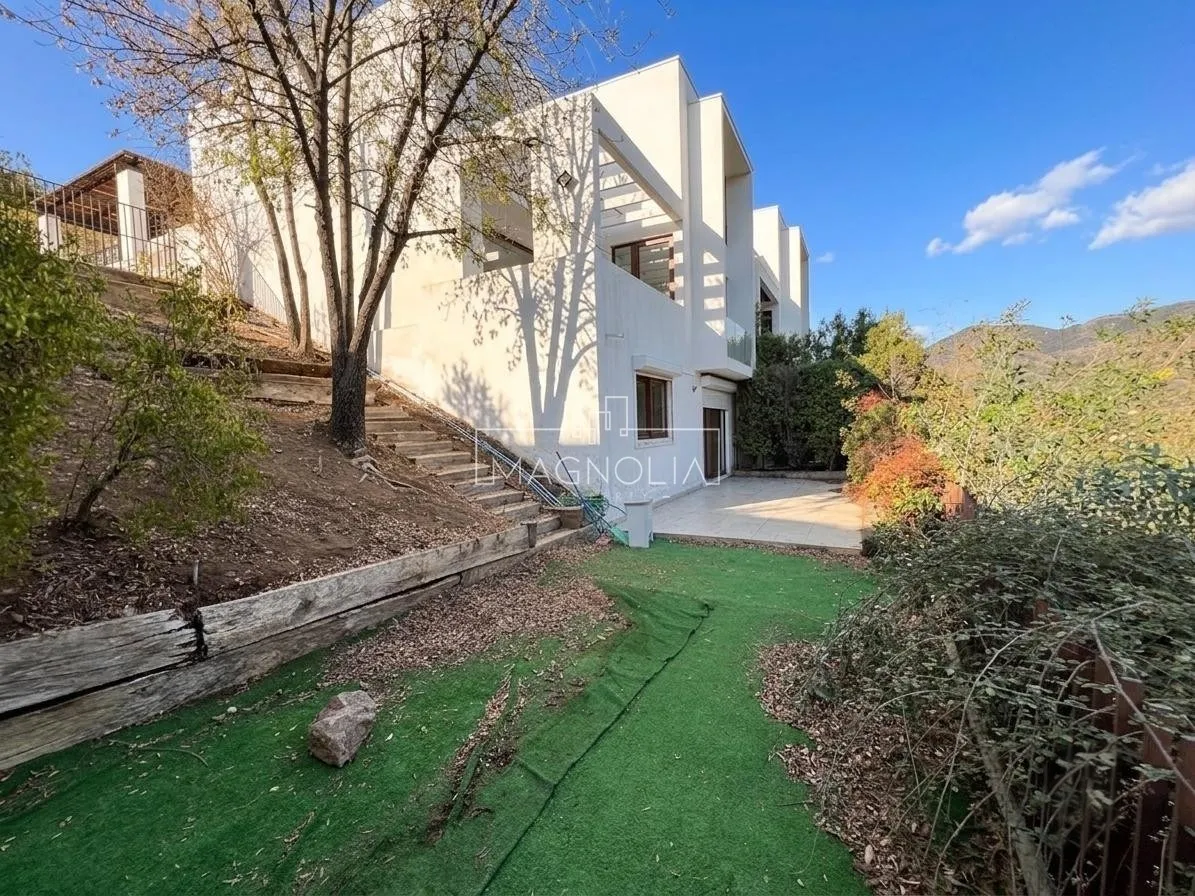 Imagen 1 de 21 de Casa En Venta De 3 Dorm. 3 Baños Mas Serv En Lo Barnechea