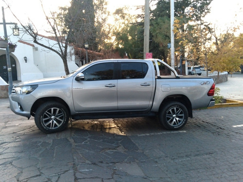 Imagen 1 de 10 de Toyota Hilux 2.8 Cd Srv 177cv 4x4 2016