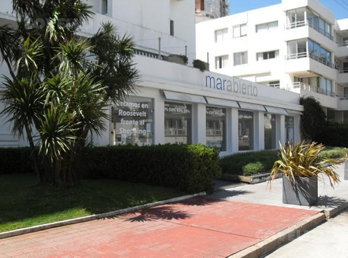 Imagen 2 de 10 de Local, 2 Baños, Península, Punta Del Este