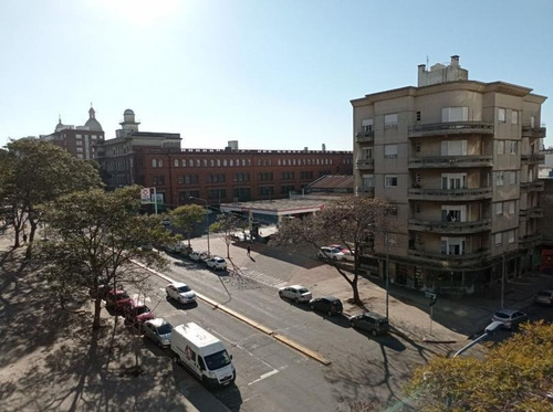 Imagen 5 de 15 de Apartamento Moderno, Y Luminoso Sobre Avenida!!
