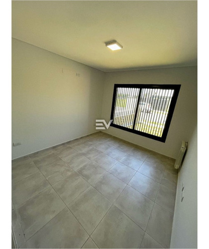 Imagen 20 de 22 de Venta. Claros Del Bosque. Casa Desarrollada En 1 Sola Planta. 2 Dorm 2 Baños Completos Patio Galeria Cochera