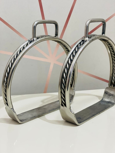 Estribo Par Em Inox Resistente Cavalo Sela Imediato Cor Prateado