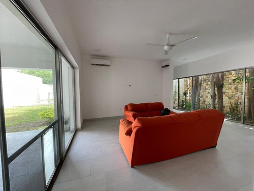 Venta Casa De Un Piso En Esquina Con Amplio Terreno, Temozon Norte