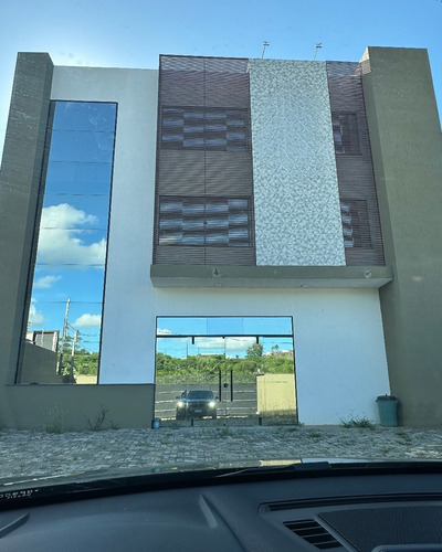 Prédio Comercial De 3 Andares Com 10 Salas E Galpão Moderno