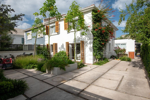 Estilo Francés Remodelada, Cercana A Colegio San I...