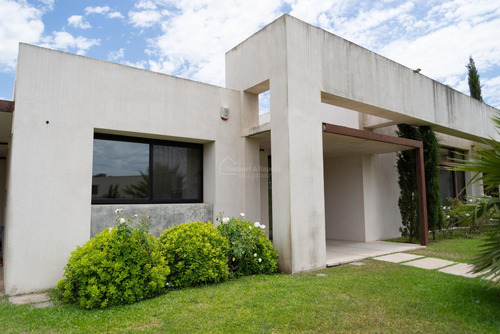Imagen 2 de 22 de Divina Casa En Barrio Carmel !