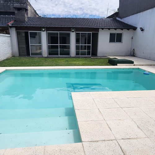 Casa En Venta - 4 Dormitorios 3 Baños - Cochera - 310mts2 - Morón