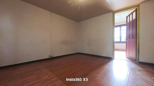 Amplia Casa Antigua Con Patio. Zona Residencial