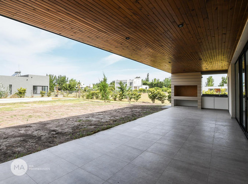 Casa 3 Dormitorios, Jardín, Piscina - Puerto Roldán Barrio Cerrado - Roldán | Venta