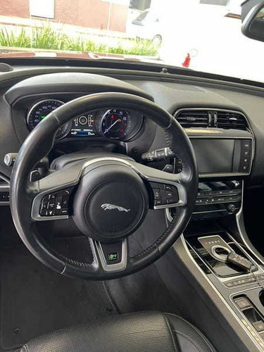 Imagem 12 de 15 de Jaguar Xe P250 R-sport 2016