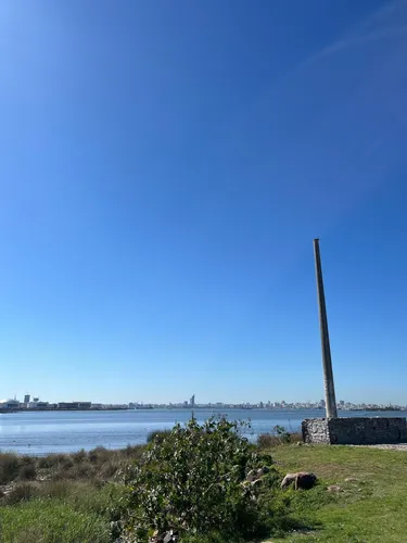 Venta. Gran Terreno Esquina. Cerro. Inmejorable Ubicación. Frente A La Bahía Y Al Liceo. 1800m2