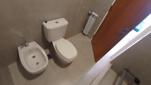 Casa En Barrio Don Mateo, 3 Dormitorios, 168 M2 Cub, Pileta, Radiadores.-