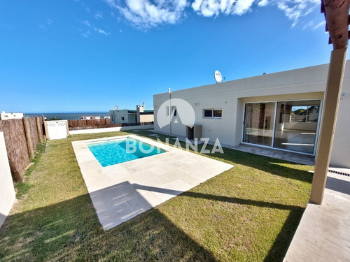Casa En Venta A Estrenar En Punta Colorada, Piriápolis. A 250 Metros De La Playa. Con Piscina.