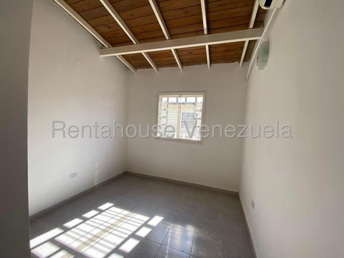 Jip 25-16345. Rentahouse Vende Hermoso Townhouse De 110 Mts2, 4 Hab, 3 Salas De Baños, 2 P/e, Parque Infantil, Areas Deportivas. En Urb. Karol Home Ii. La Morita.