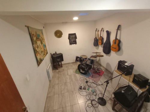 Casa De 4 Ambientes Y Consultorio U Oficina En Venta En Lomas Oeste, Cochera Y Terraza Con Parrilla