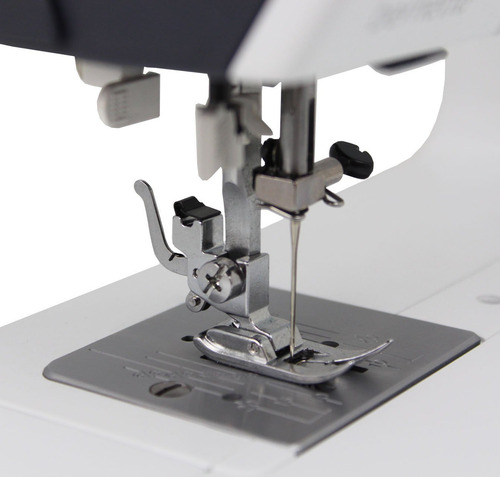 Bernette Máquina De Coser De Diseño Suizo 35 Con Paquete . Color Blanco