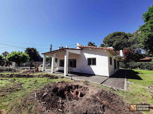 Casa En Esquina De 3 Dormitorios -lote 926 Mts 2 Y 151 Mts 2 Cubiertos - Villa Elisa