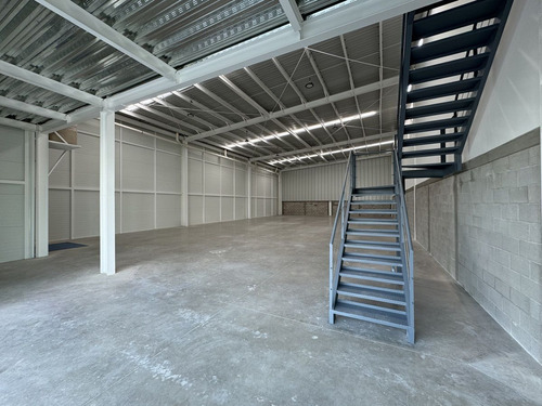 Bodega Junto Piq Con Andén Autonivelable Y Rampa