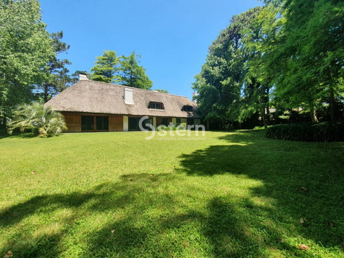 Casa Exclusiva En La Zona Del Golf.- Ref: 1368