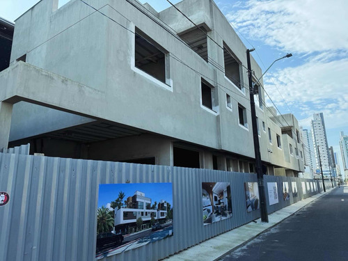 Excelente Sobrado Triplex No Centro De Balneário Camboriú Próximo À Praia Central. Viabilidade Comercial E Residencial. Fase Final De Acabamento. Negocia Entrada E Parcelamento. Venha Visitar.