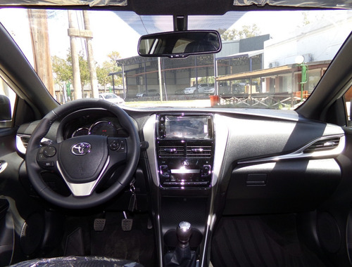 Toyota Yaris 5 Ptas Xls M/t 0km My21 Gris Plata Disponible