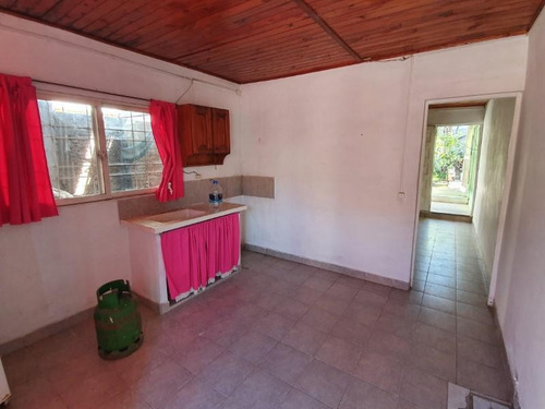 Imagen 3 de 13 de Dos Casas De Un Dormitorio Cochera Y Jardín ! Laprida Y Catamarca