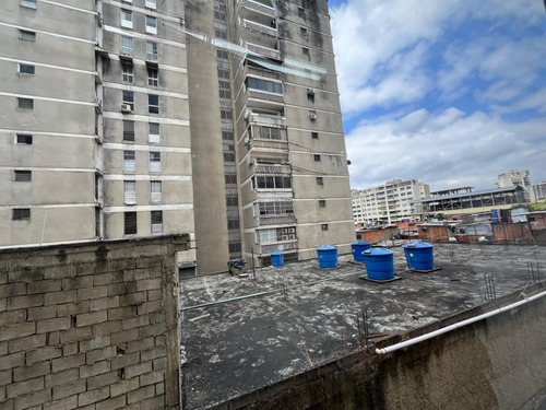 Se Alquila Espacio Para Consultorio U Oficina, 10 Mts Aprox. En Altamira Sur Frente A La Torre Británica.