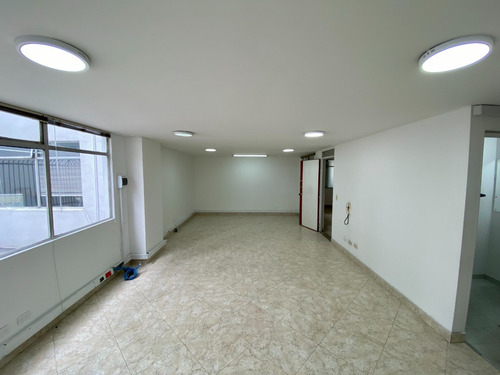 Imagen 10 de 22 de Arriendo Oficina 39m2. Chicó, Carrera 15. Piso 2, Espacio Amplio Vista Lateral, Con 1 Cupo De Parqueadero