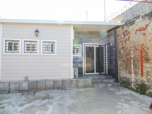 Imagen 2 de 17 de Venta De Casa 3 Dormitorios En Tres Cruces, Montevideo.