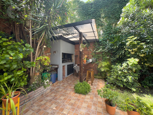 Venta Casa 7 Ambientes Con Patio, Cochera Y Playroom En Almagro