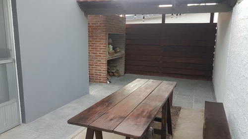 Imagen 6 de 21 de Casa En Piriapolis Para 6 Con Aire Acondicionado Baño A Nuevo, Parrillero Techado Iluminado, A 1 Cuadra De La Rambla Cerca Del Puerto