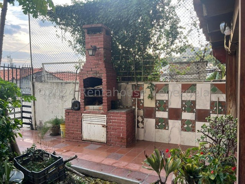 Estupendo Apartamento 24-24654 Ubicado En Una Bella Casa De 3 Pisos, Con Amplia Distribución En Las Palmas