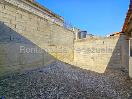 María E. Vende Con Financiamiento!!! Casa Ideal Para Quienes Buscan Comodidad Y Ubicación Privilegiada, En Roca Terra, Lara#25-14933