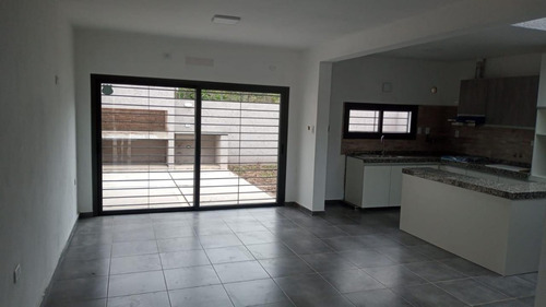 Alquilo Casas En Una Planta En Housing, Zona Sur. 3 Dormit Y 2 Baños Y 2 Dor Y 1 Baño
