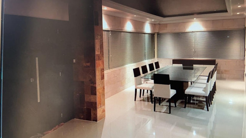Residencia En Venta En Costa De Oro, Alberca, Jardín, Cochera Para 5 Autos.