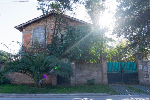 Casa De Dos Plantas Sobre Lote De 462 Mts.