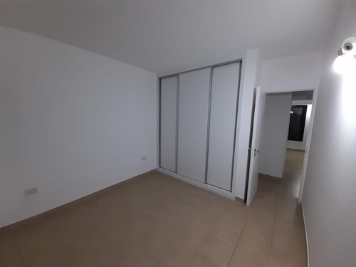 Casa En Venta - 2 Dormitorios 1 Baño - Cochera - 99mts2 - Adrogué