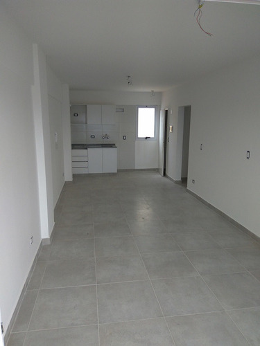 Imagen 2 de 10 de Alquiler De Departamento 1 Ambiente Sáenz Peña / Cochera