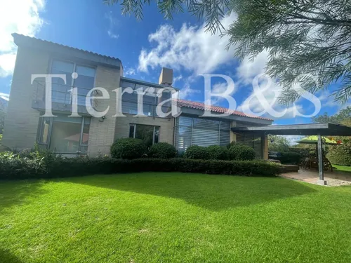 Lujosa Residencia: Confort Y Elegancia Por $13.900.000 Incluida Administración, San Simón