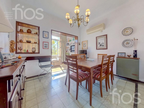 Venta Casa 6 Dormitorios Cochera Jardín Dos Plantas En Barrio Roque Saenz Peña