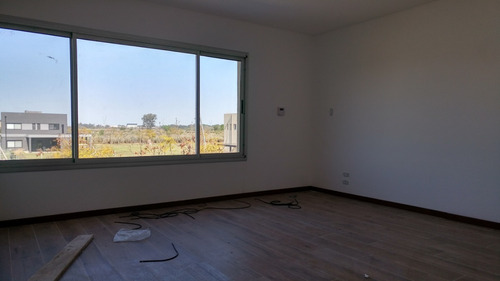 Imagen 15 de 23 de Casa En 2 Plantas De 5 Amb Mas Dependencia. A Estrenar.