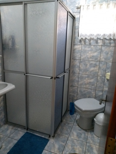 No Bairro Itoupava Norte, Para Quem Procura Morar Com Conforto E Boa Localização A Poucos Minutos Da Via Expressa. Casa Com 2 Pavimentos Contendo Na Parte Inferior Sala De Estar, Cozinha Com Móveis S