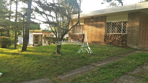 Casa En Barrio Country- Ref: 2718