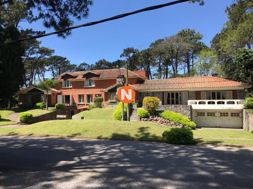 Oportunidad, Casa En Venta, Golf, Punta Del Este, 6 Dormitorios.- Ref: 206771