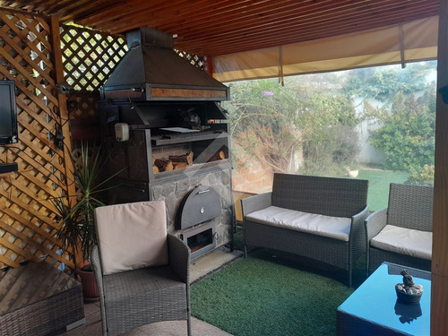 Casa En Venta De 4d Y 3b En Sector Valencia, Quilpué