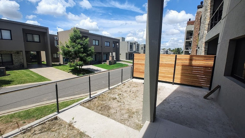 Departamento 2 Ambientes En Pb Con Jardín, Parrilla Y Cochera, Seguridad 24hs, Amenities, Alquiler Vigente